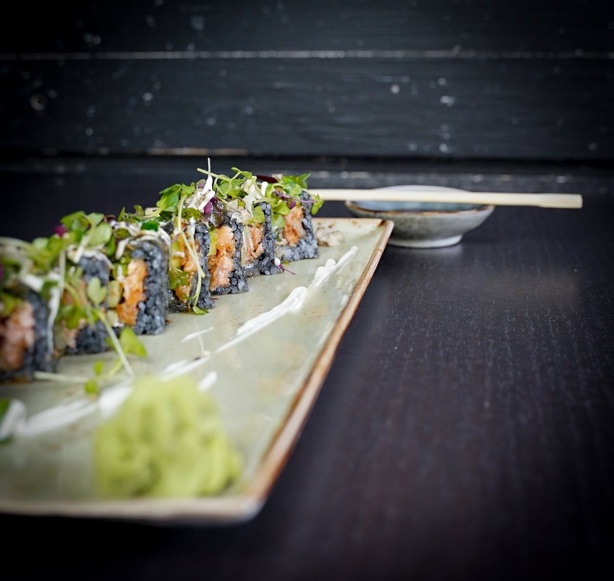 Kunstvolle Sushipräsentation