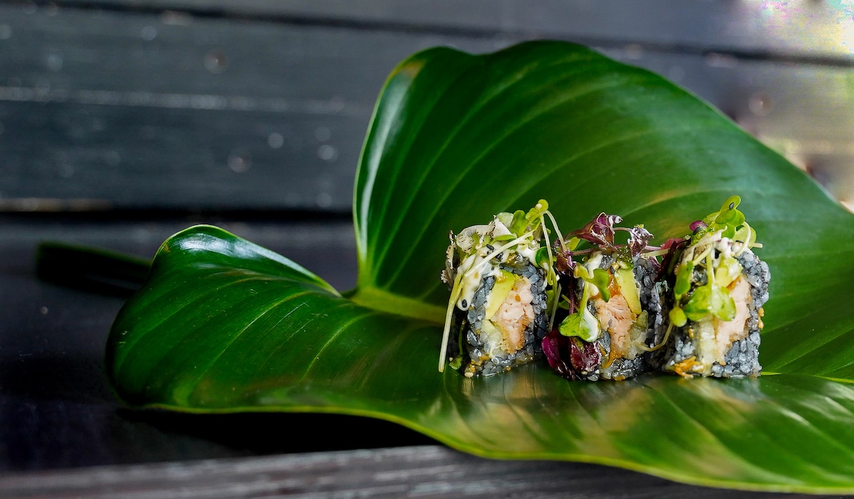 Sushi Rolls auf einem Palmenblatt