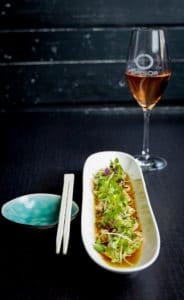 Elegante Platte mit Kräutern