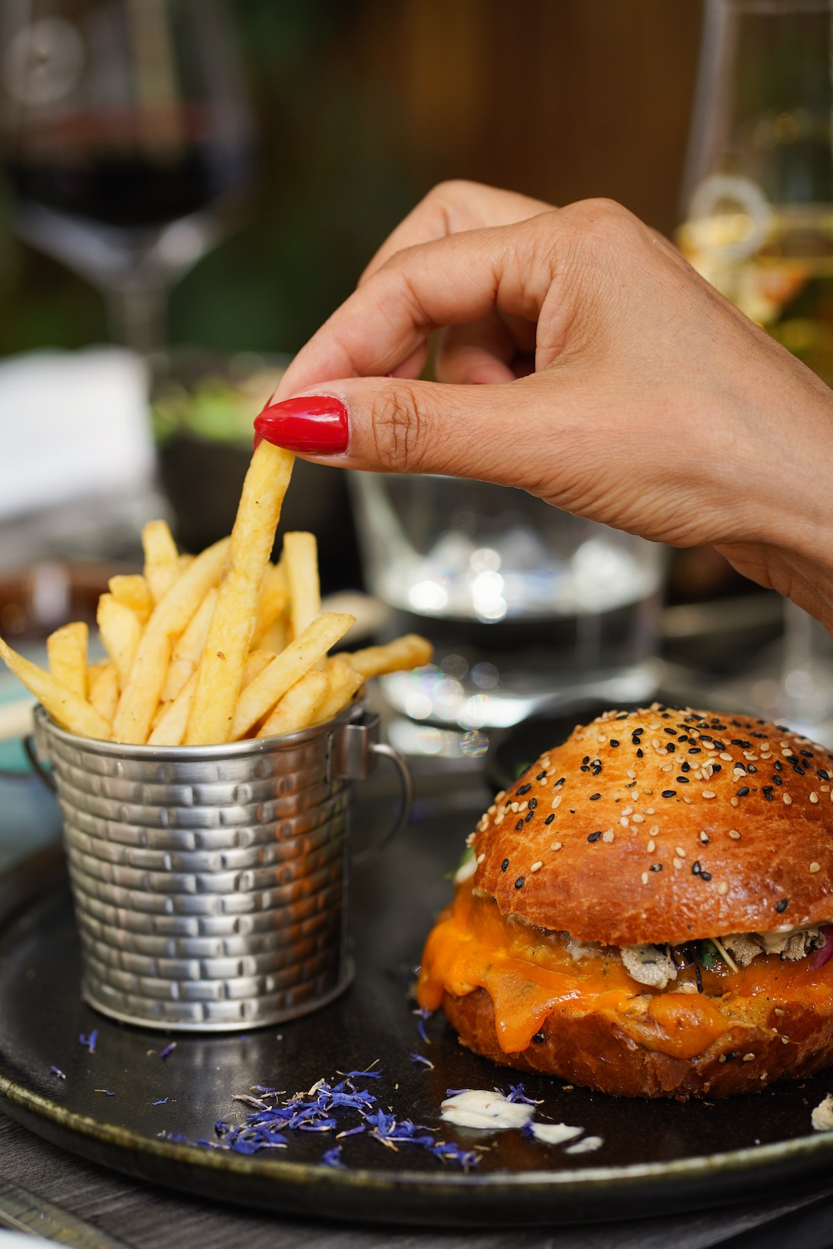 Burger und Pommes Frites