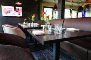 Interieur mit roten Blumen