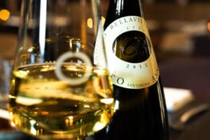 Nahansicht Weinglas und Flasche