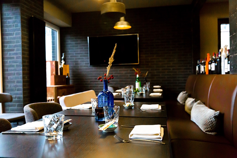 Interieur Seitenansicht der Tischreihe